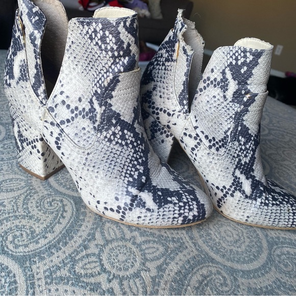 Snakeskin Heeled Booties Size 8 - Picture 4 of 7